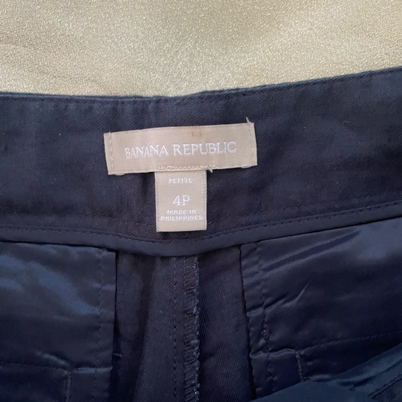 Banana Republic shorts in navy blue, size 4P - Picture 4 of 5